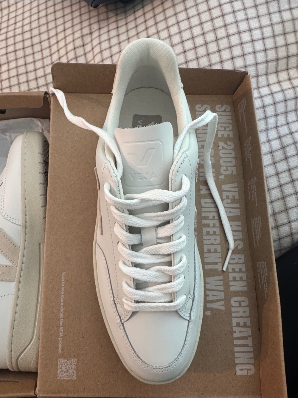 Veja Women’s Shoe - Picture 2 of 4